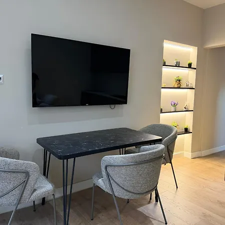 Lokas Cozy Тирана
